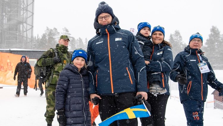 Victoria y Daniel de Suecia con sus hijos Estela y Oscar en el campeonato mundial de biatlón en Östersund