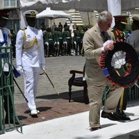 El Príncipe Carlos de Inglaterra con una ofrenda floral en Barbados