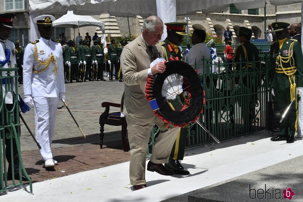 El Príncipe Carlos de Inglaterra con una ofrenda floral en Barbados