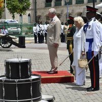 El Príncipe Carlos de Inglaterra y Camilla Parker en un ofrenda floral en Barbados