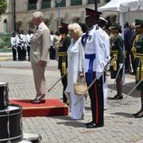 El Príncipe Carlos de Inglaterra y Camilla Parker en un ofrenda floral en Barbados