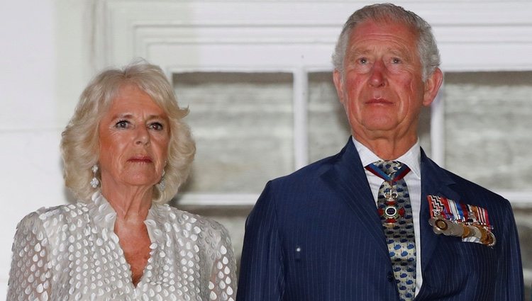El Príncipe Carlos de Inglaterra y Camilla Parker en una recepción de honor de Barbados