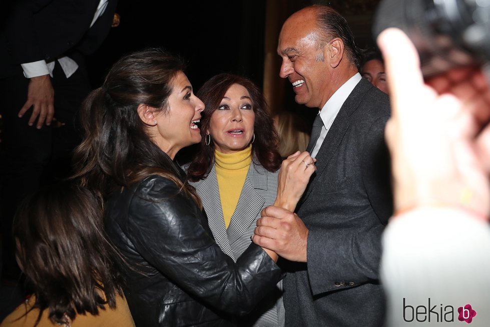 Ana Rosa Quintana con su marido Juan Muñoz y Nuria Roca en unos premios literarios
