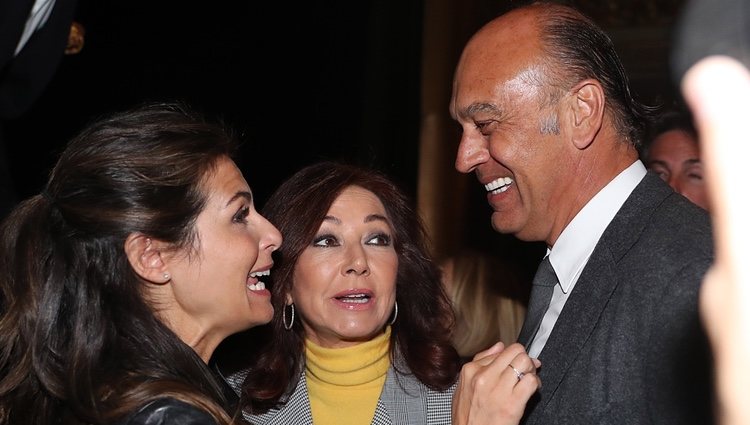 Ana Rosa Quintana con su marido Juan Muñoz y Nuria Roca en unos premios literarios