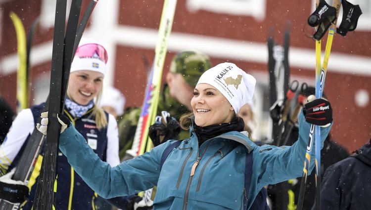 Victoria de Suecia disfruta de un día en la nieve en Norrbotten
