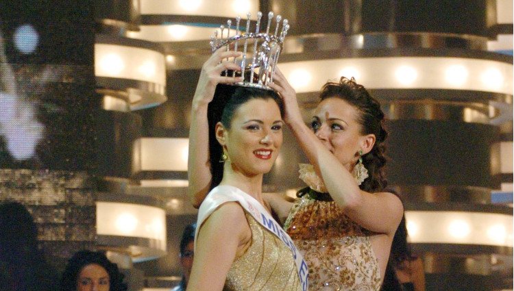 Eva González pone la corona de Miss España 2004 a María Jesús Ruiz