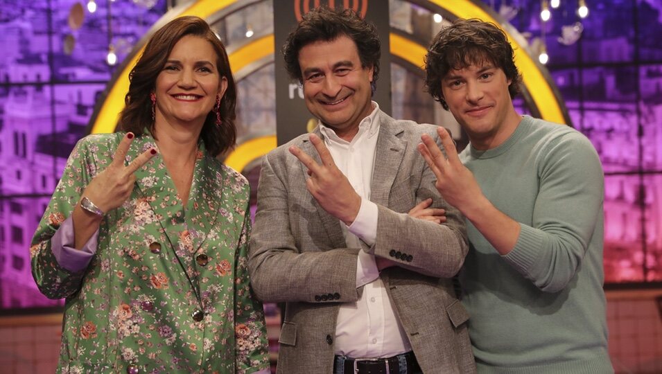 Samantha Vallejo-Nágera, Pepe Rodríguez y Jordi Cruz posando en la presentación de 'MasterChef 7'