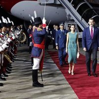 Los Reyes Felipe VI y Letizia en su llegada a la visita de Estado a Argentina