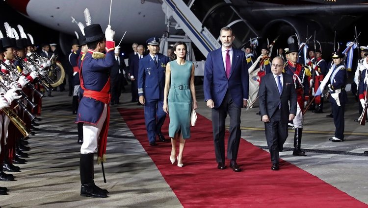 Los Reyes Felipe VI y Letizia en su llegada a la visita de Estado a Argentina