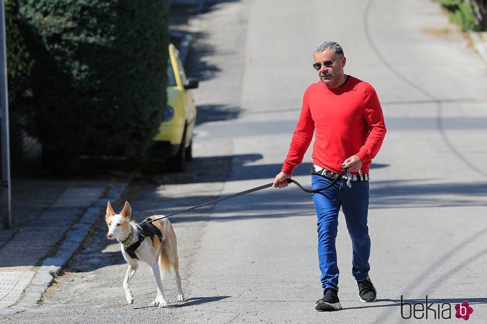 Jorge Javier Vázquez saliendo a pasear uno de sus perros