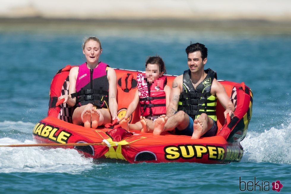 Joe Jonas y Sophie Turner, disfrutando de un día en alta mar