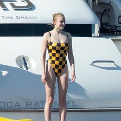 Sophie Turner luciendo tipazo en alta mar
