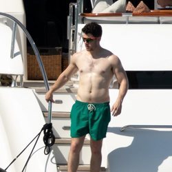 Nick Jonas, a bordo de un yate luciendo tipazo