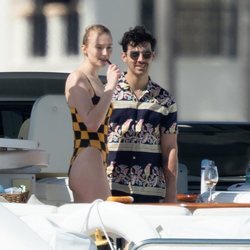 Joe Jonas y Sophie Turner durante una jornada en alta mar