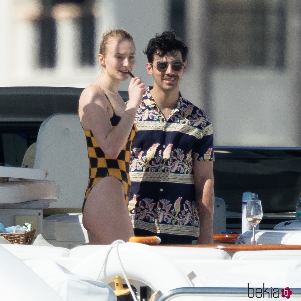 Joe Jonas y Sophie Turner durante una jornada en alta mar
