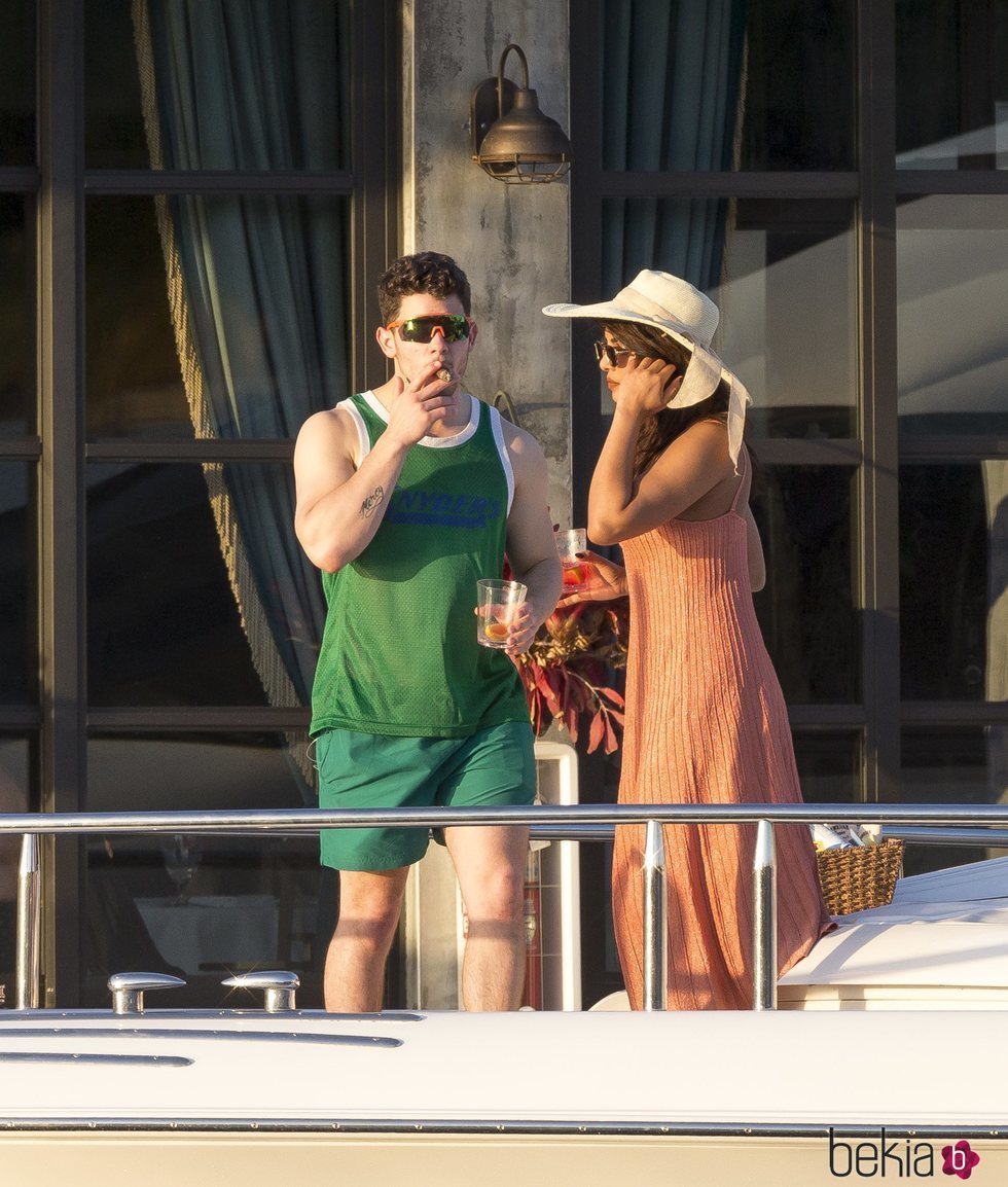 Nick Jonas y Priyanka Chopra a bordo de un yate