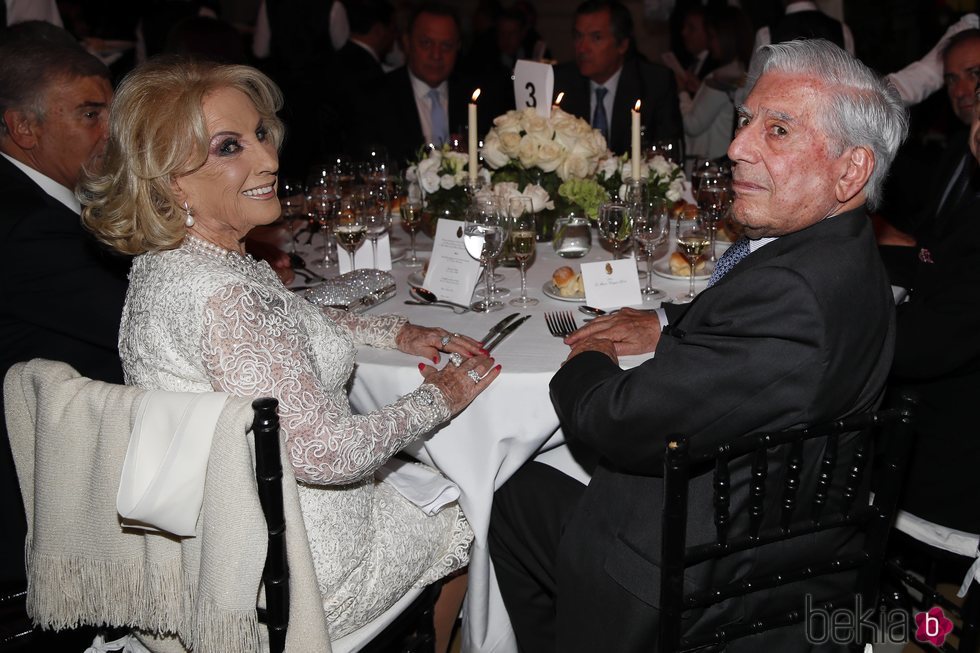 Mirtha Legrand y Mario Vargas Llosa en la cena de gala por el Viaje de Estado de los Reyes Felipe y Letizia a Argentina