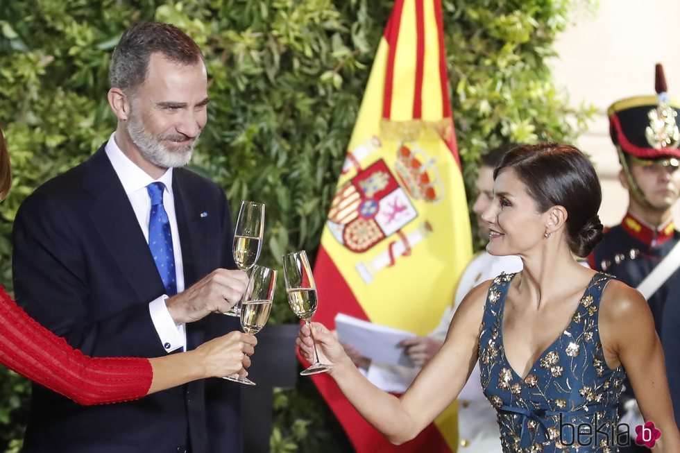 Los Reyes Felipe y Letizia brindando en la cena de gala por el Viaje de Estado de los Reyes Felipe y Letizia a Argentina