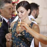 La Reina Letizia mira su copa en la cena de gala por el Viaje de Estado de los Reyes Felipe y Letizia a Argentina