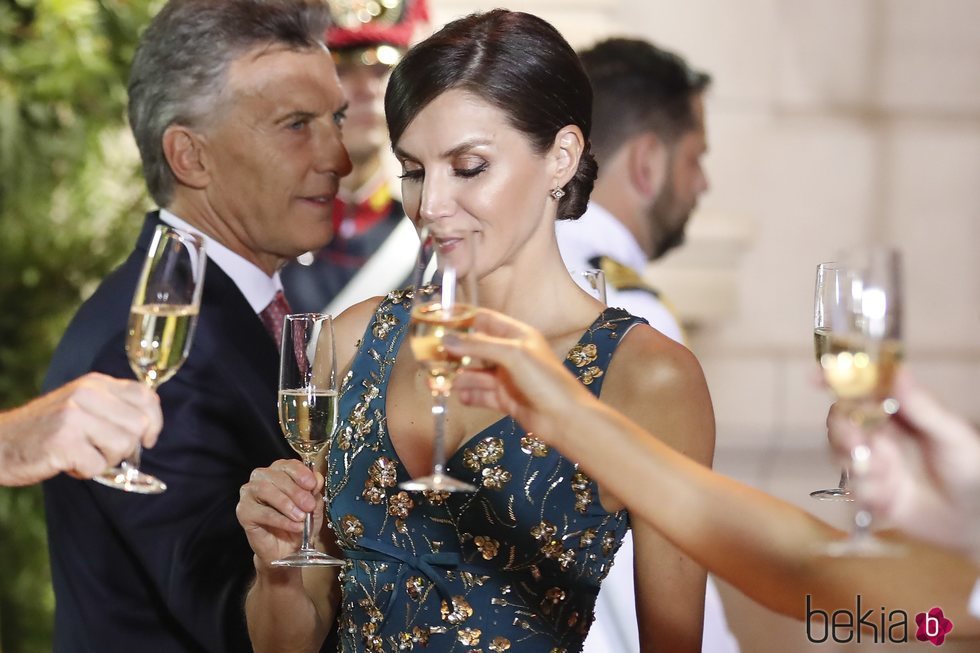 La Reina Letizia mira su copa en la cena de gala por el Viaje de Estado de los Reyes Felipe y Letizia a Argentina