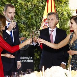 Los Reyes Felipe y Letizia brindan con Mauricio Macri y Juliana Awada en la cena de gala por el Viaje de Estado de los Reyes Felipe y Letizia a Argentina
