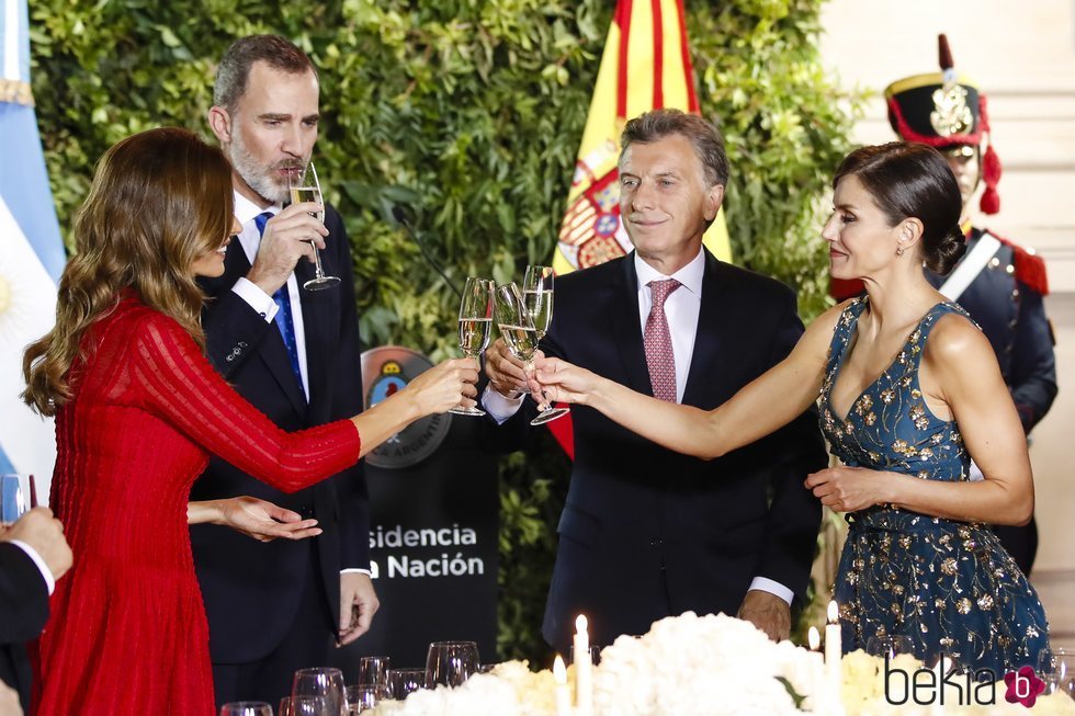 Los Reyes Felipe y Letizia brindan con Mauricio Macri y Juliana Awada en la cena de gala por el Viaje de Estado de los Reyes Felipe y Letizia a Argentina