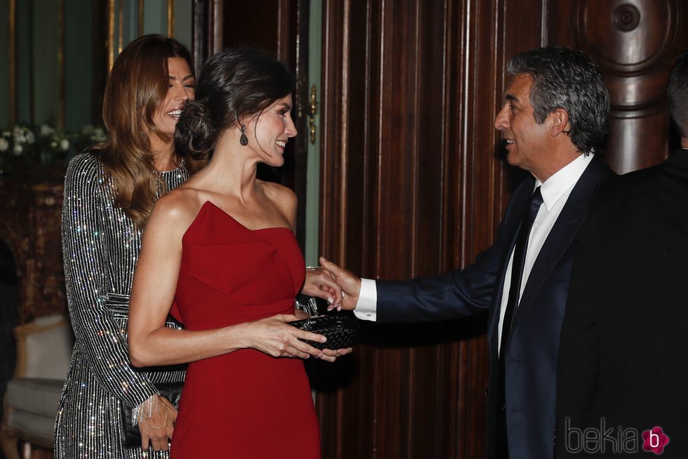 La Reina Letizia junto a Ricardo Darín en la cena de honor al Presidente Macri durante el Viaje de Estado de los Reyes Felipe VI y Letizia a Argentina
