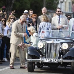 El Príncipe Carlos y la Duquesa de Cornualles en un coche clásico durante su Viaje Oficial a Cuba