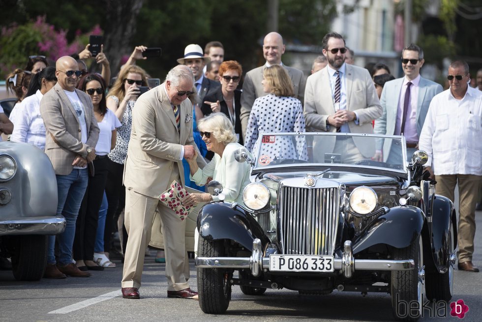 El Príncipe Carlos y la Duquesa de Cornualles en un coche clásico durante su Viaje Oficial a Cuba