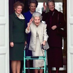 La Reina Ingrid de Dinamarca junto a sus hijas Margarita, Ana María y Benedicta