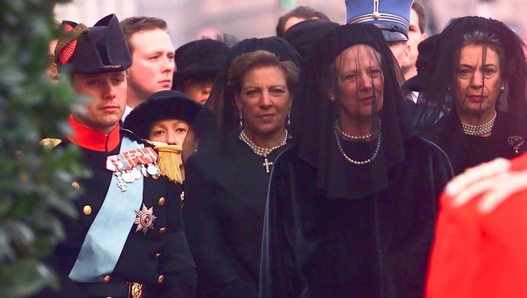 El Príncipe Federico, la Reina Ana María, la Reina Margarita y la Princesa Benedicta en el funeral de Ingrid de Dinamarca
