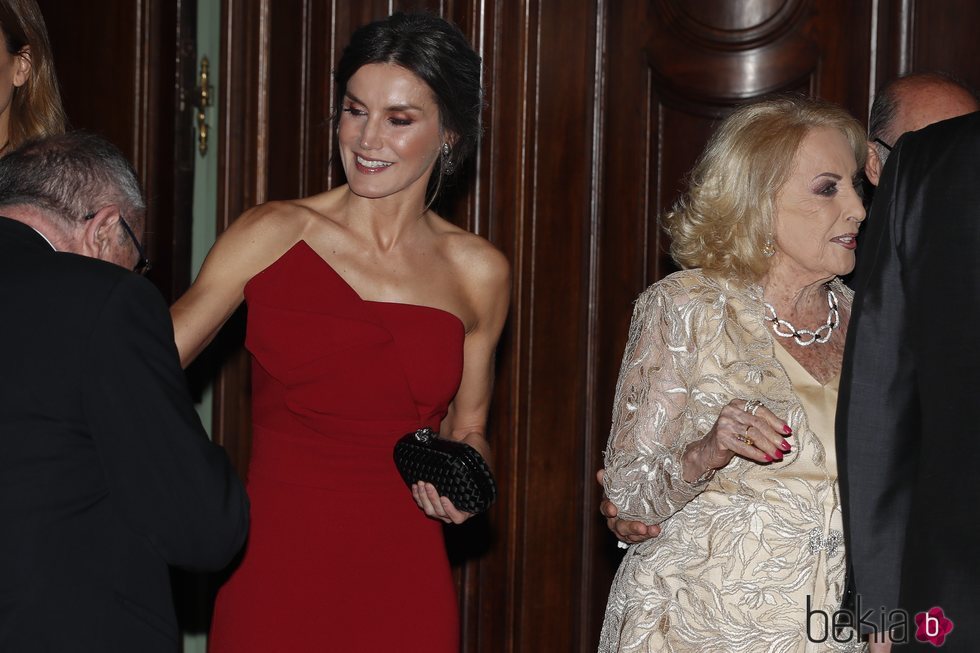 La reina Letizia junto a Mirtha Legrand en Argentina