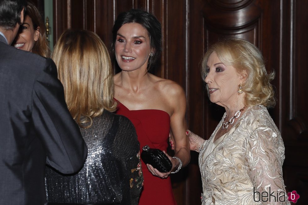 La reina Letizia junto y la periodista Mirtha Legrad en Argentina