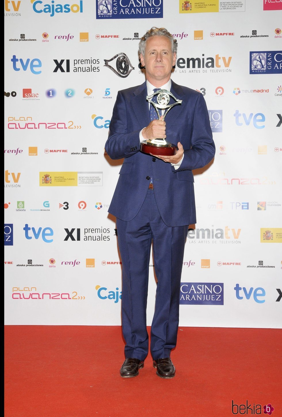 Lorenzo Milá posa sonriente tras recibir el Premio de la Academia de Televisión en 2009
