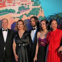 Alberto de Mónaco, Carole Bouquet, Dimitri Rassam, Carlota Casiraghi y Tatiana Santo Domingo en el Baile de la Rosa 2019