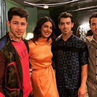 Priyanka Chopra con los Jonas Brothers tras vivir su primer concierto