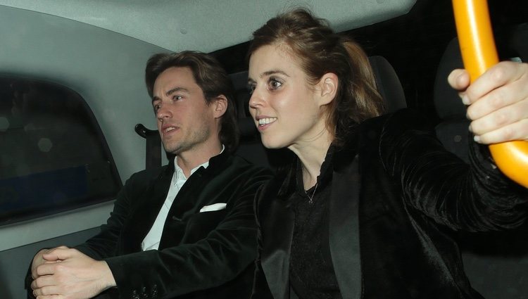 Beatriz de York y Edoardo Mapelli Mozzi en un taxi en Londres