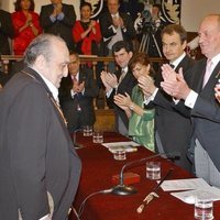 Rafael Sánchez Ferlosio recibe el Premio Cervantes 2004 en presencia de los Reyes Juan Carlos y Sofía