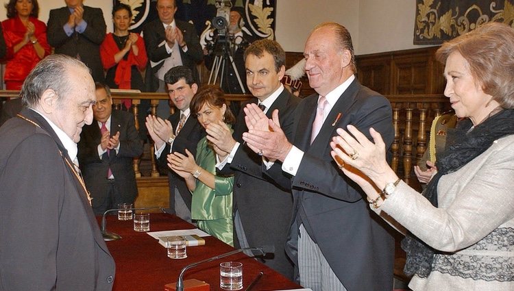 Rafael Sánchez Ferlosio recibe el Premio Cervantes 2004 en presencia de los Reyes Juan Carlos y Sofía