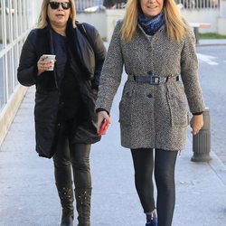 Terelu Campos y Belén Rodríguez paseando por la calle