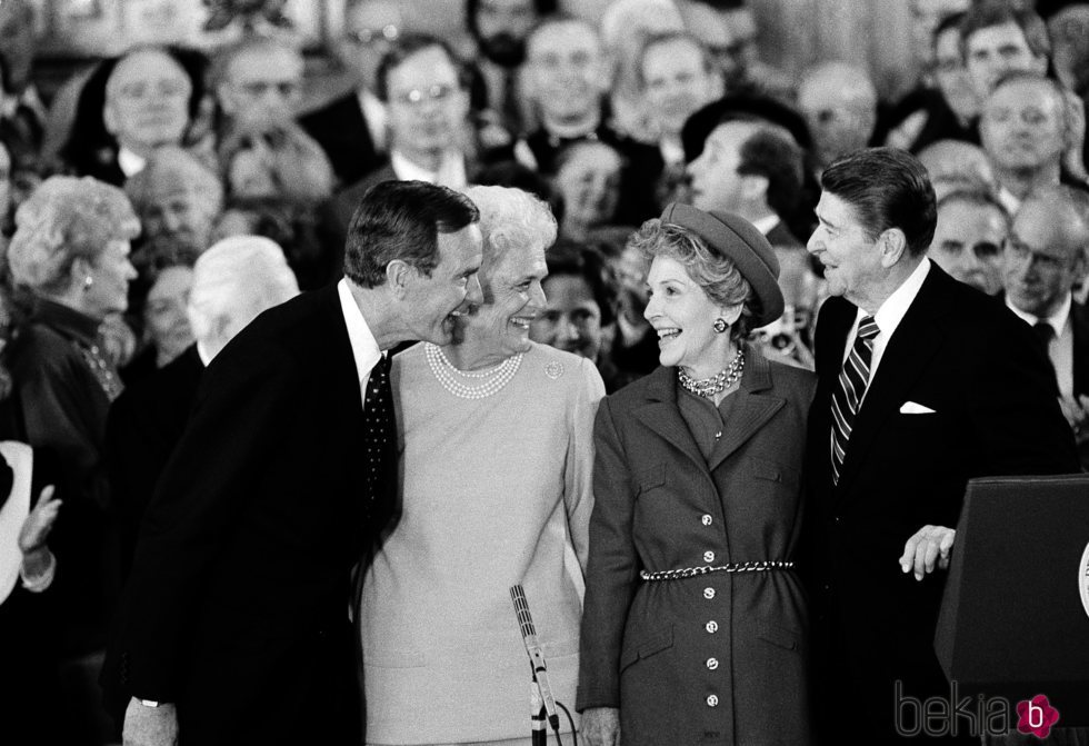 Los Reagan y los Bush en la toma de posesión de Ronald Reagan como presidente de Estados Unidos