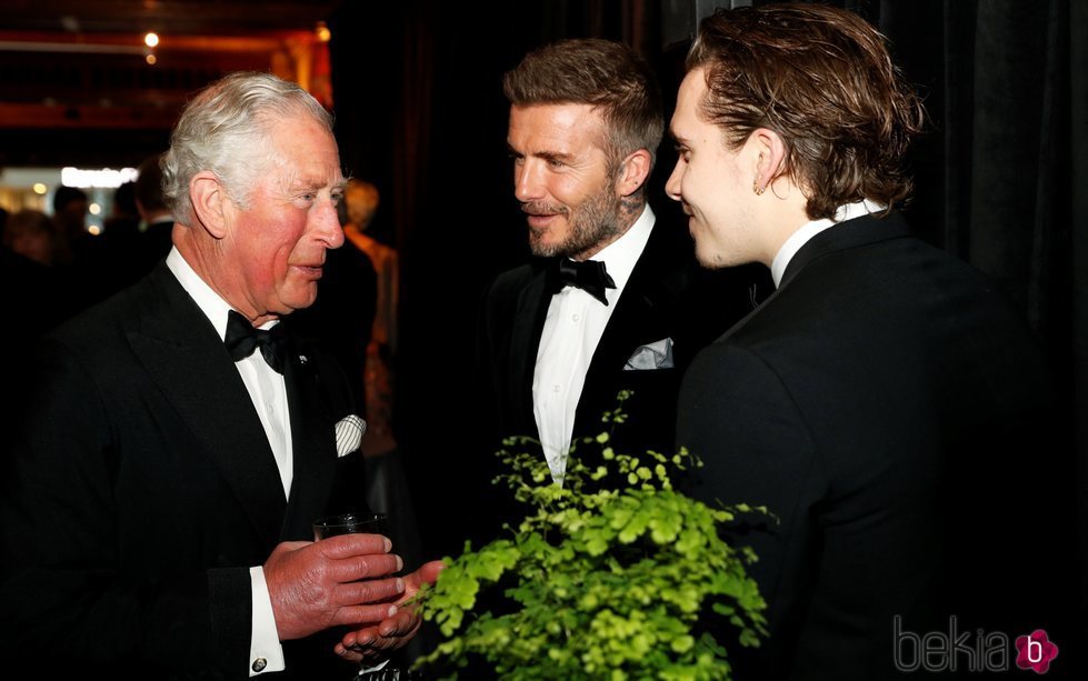El Príncipe Carlos habla con David Beckham y Brooklyn Beckham en el estreno de 'Our Planet'