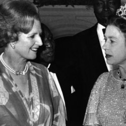 Margaret Thatcher e Isabel II en una conferencia de la Commonwealth
