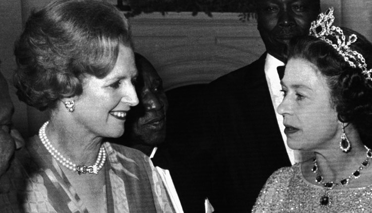 Margaret Thatcher e Isabel II en una conferencia de la Commonwealth