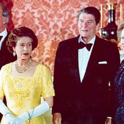 Isabel II con Helmut Kohl, Ronald Reagan y Margaret Thatcher