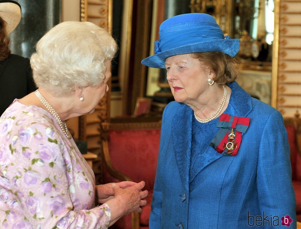 Isabel II y Margaret Thatcher en una recepción oficial en el Palacio de Buckingham