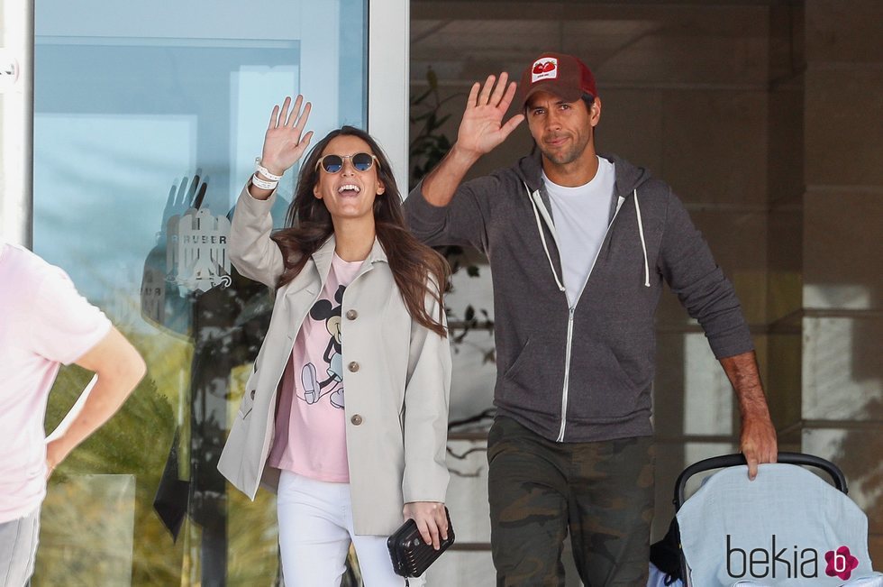 Ana Boyer y Fernando Verdasco saliendo del hospital con su hijo Miguel