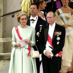 Los Grandes Duques Juan y Josefina Carlota de Luxemburgo en la boda del Príncipe Haakon y Mette-Marit