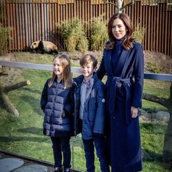 Mary de Dinamarca y sus hijos los Príncipes Vicente y Josefina en el Zoo de Copenhague