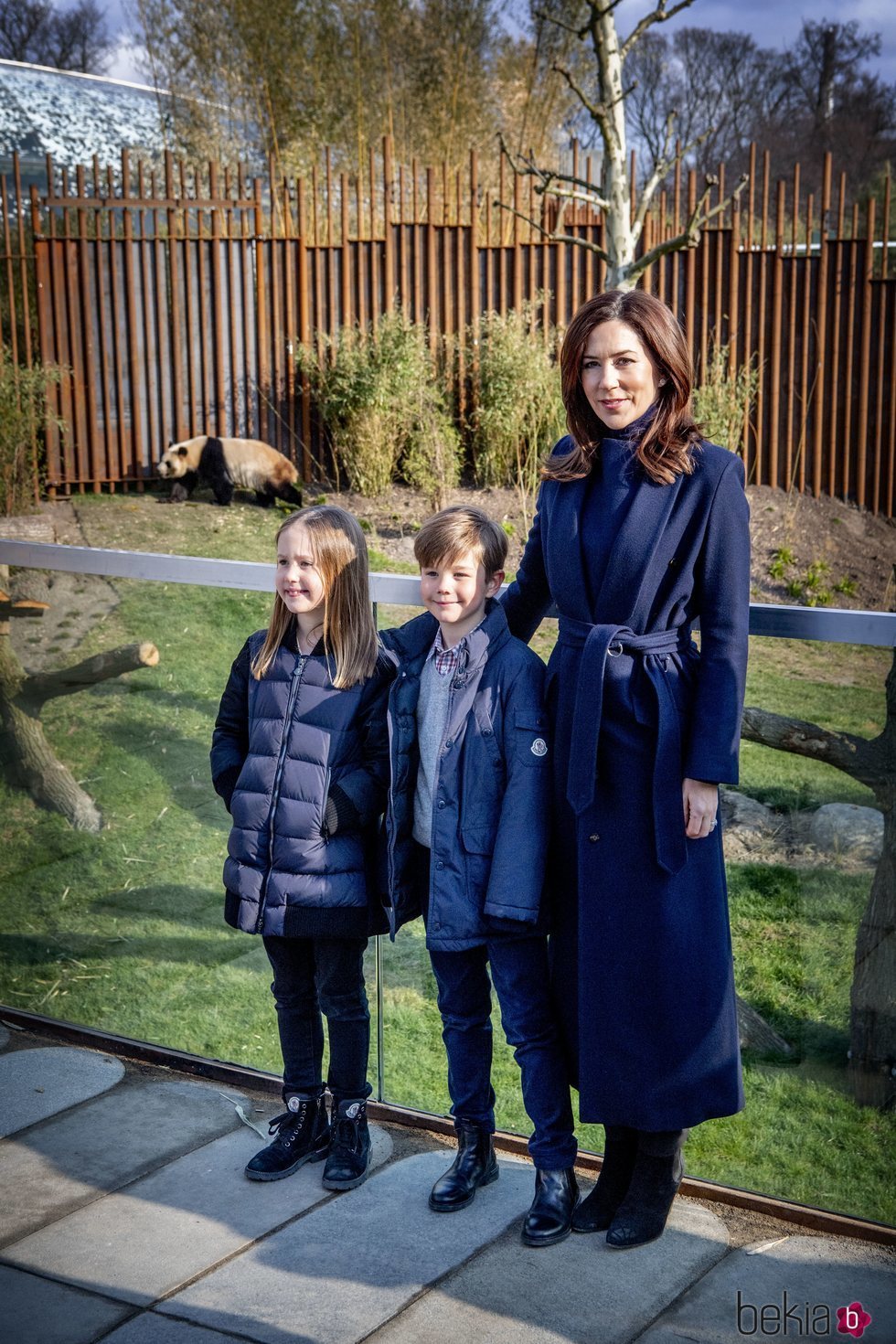 Mary de Dinamarca y sus hijos los Príncipes Vicente y Josefina en el Zoo de Copenhague